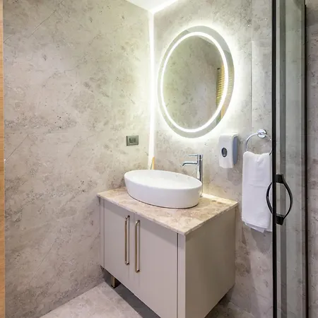 222 Hisaroenue מלון